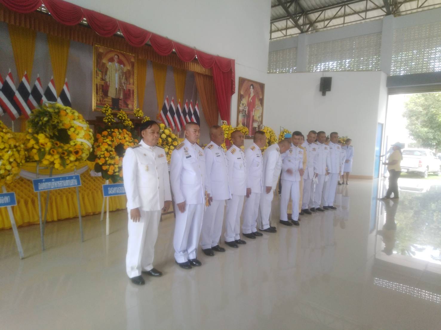 พิธีบำเพ็ญกุศลและพิธีน้อมรำลึกเนื่อในวันสวรรคต พระบาทสมเด็จพระบรมชนกาธิเบศร มหาภูมิพลอดุลยเดชมหาราช บรมนาถบพิตร ณ สนามหน้าที่ว่าการอำเภอท่าชนะ